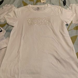 New levis t-shirt